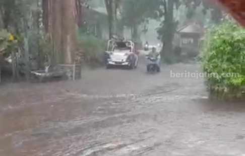 Hujan Deras 2 Jam, Kawasan Tretes Pasuruan Banjir Jalan di Tretes Pasuruan tergenang air