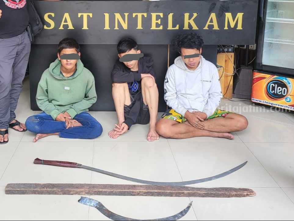 Dua Gangster Tawuran Dibubarkan Polisi, Saling Bacok di Jalan Rajawali Ketiga anggota gangster yang tawuran