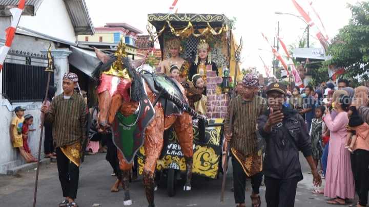 Salah satu peserta pawai budaya Ruwah Desa Jatipasar, Kecamatan Trowulan, Kabupaten Mojokerto. [Foto : ist]