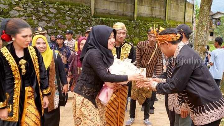 Bupati Mojokerto, Ikfina Fahmawati menghadiri agenda Sedekah Bumi Dusun Jibru, Desa Belik, Kecamatan Trawas, Kabupaten Mojokerto. [Foto : ist]