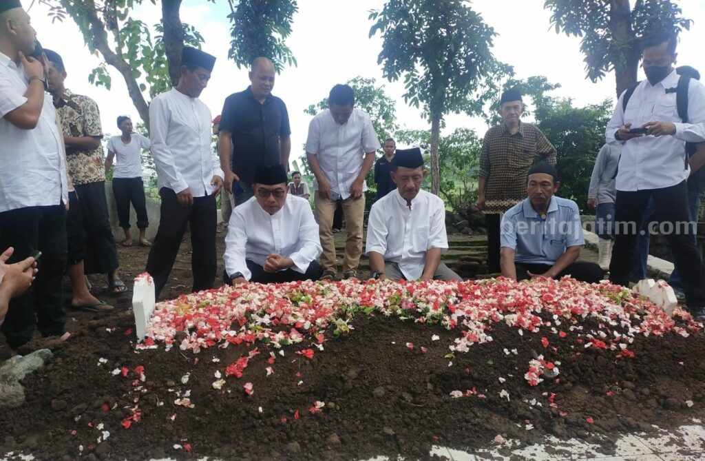 Ibu Mertua Jenderal Moeldoko Tutup Usia Prosesi pemakaman almarhumah Kasijanah, ibu mertua kepala staf Kepresidenan RI, Jenderal Moeldoko