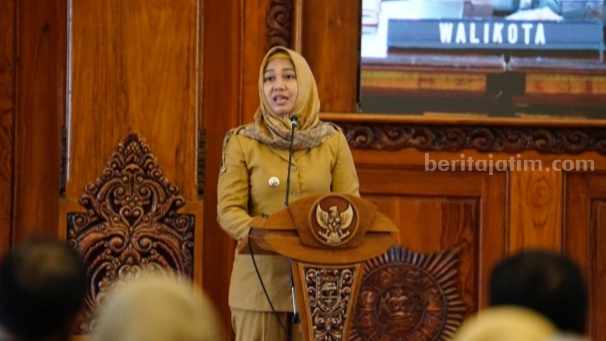 Wali Kota Mojokerto, Ika Puspitasari saat penyerahan SK di Sabha Mandala Madya Pemkot Mojokerto. [Foto : ist]