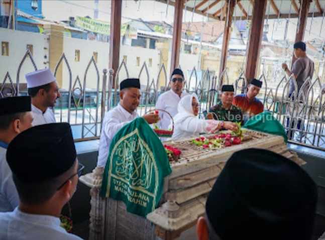 Bupati Gresik Fandi Akhmad Yani saat ziarah di makam Syech Maulana Malik Ibrahim