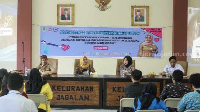 Wali Kota Mojokerto Ika Puspitasari saat memberikan pengarahan kepada puluhan remaja yang tergabung dalam organisasi kepemudaan di Aula Kelurahan Jagalan, Kecamatan Kranggan Kota Mojokerto. [Foto : ist]