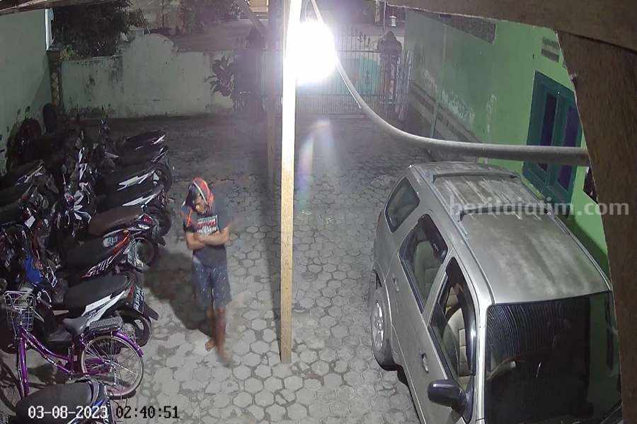Pelaku saat memasuki halaman Ponpes Mambaul Hikmah terekam CCTV. (Foto/Tangkapan layar CCTV Ponpes)