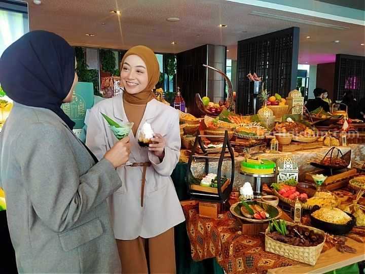 Mei Rani, selebgram yang berkolaborasi dengan Four Point by Sheraton Surabaya, menikmati hidangan Safari Rasa Nusantara. (Sumber foto: Fitri Yuliani)
