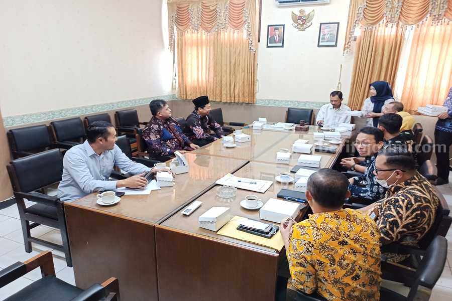 Komisi A saat melakukan klarifikasi kepada BKPSDM dan Dipertahankan terkait calo PPPK menarget penyuluh swadaya. (Foto/Endra Dwiono)