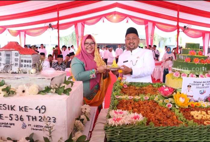 Bupati Gresik Fandi Akhmad Yani (kanan) didampingi Wabup Aminatun Habibah (kiri) saat memotong tumpeng Hari Jadi Kabupaten Gresik ke 49 tahun dan Kota Gresik ke 536