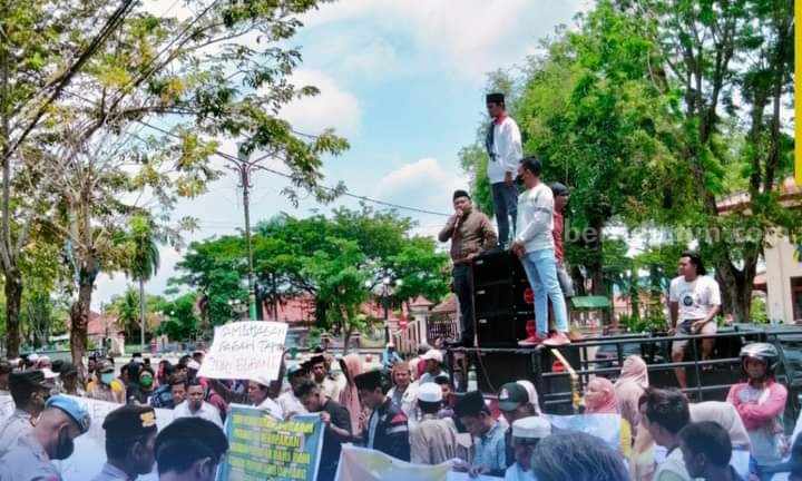 Pro Kontra Pilkades Serentak di Pamekasan Sejumlah warga mendesak agar pelaksanaan Pilkades Serentak 2023 digelar, dengan berunjukrasa di Gedung DPRD Pamekasan, beberapa waktu lalu.