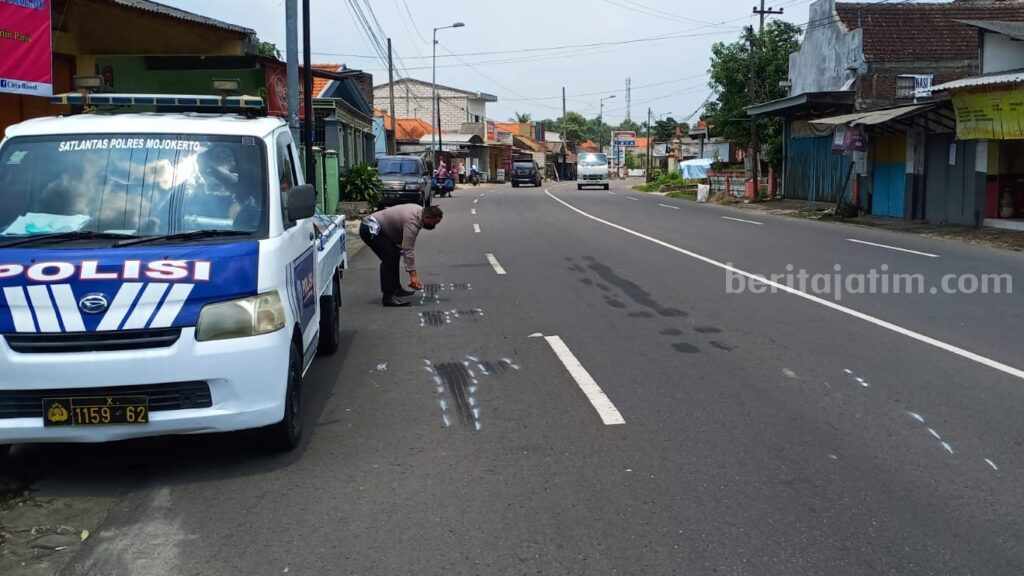 Petugas Unit Laka Satlantas Polres Mojokerto saat melakukan olah TKP. [Foto : ist]