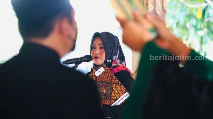 Bupati Mojokerto Ikfina Fahmwati saat memimpin pengambilan sumpah janji ASN dan pelantikan Jabatan Fungsional di Pendopo Graha Maja Tama Pemkab Mojokerto. [Foto : ist]
