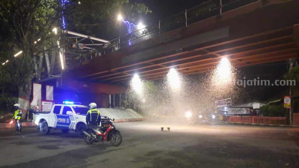 Petugas dari Satlantas Polresta Mojokerto menutup akses bawah Jembatan Gajah Mada Kota Mojokerto. [Foto : ist]