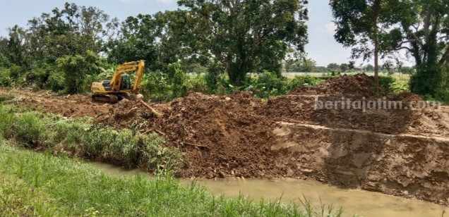 Mitigasi Aliran Sungai di Pamekasan Mulai Digarap Salah satu alat berat yang digunakan sebagai sarana mitigasi aliran sungai di Jl Trunojoyo, Pamekasan, Sabtu (11/3/2023).