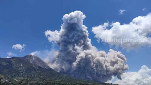 Gunung Merapi Kembali Muntahkan Awan Panas Guguran