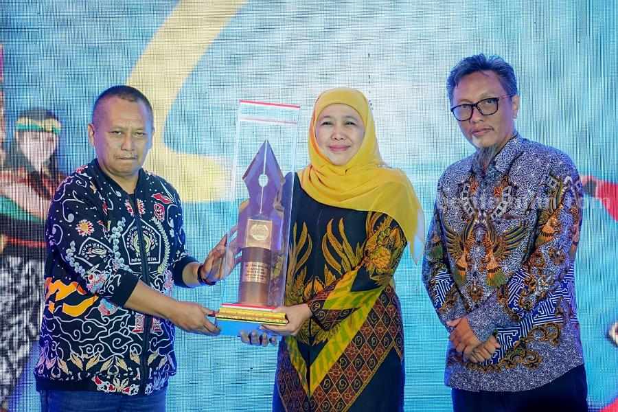 Gubernur Jawa Timur Khofifah Indar Parawansa saat peringatan Hari Pers Nasional ke 77 tingkat Jawa Timur yang diselenggarakan oleh PWI Jatim di Kediri, Sabtu (11/3/2023) malam.