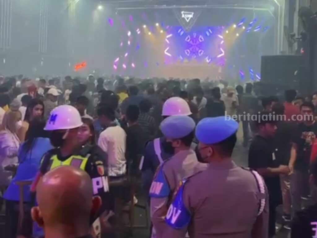 Petugas gabungan BNNK Surabaya saat melakukan tes urine di Diskotek Ibiza Club Surabaya, Gedung Andhika Plaza, Jalan Simpang Dukuh, Minggu (12/05/2023).