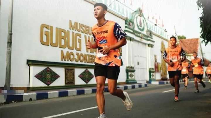 Peserta Kota Mojokerto 10k Cultural Tourism Run saat melewati Museum Gubug Wayang. [Foto : ist]
