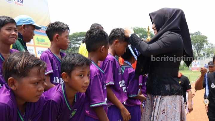 Bupati Mojokerto, Ikfina Fahmawati saat memberikan ucapan selamat kepada para pemenang. [Foto : ist]
