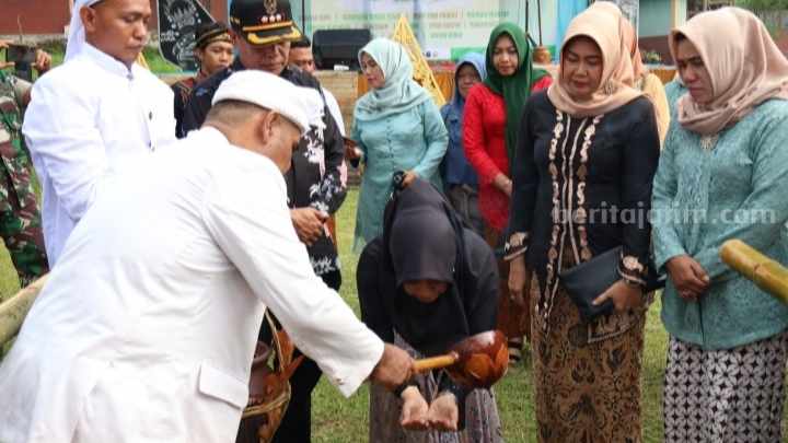 Bupati Mojokerto, Ikfina Fahmawati saat menghadiri 'Festival Paras Berswara' di Lapangan Dusun Paras, Desa Kembangbelor, Kecamatan Pacet, Kabupaten Mojokerto. [Foto : ist]