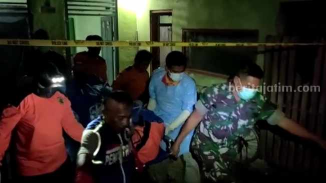 Jenazah korban dievakuasi ke kamar jenazah RSUD Prof Dr Soekandar Kecamatan Mojosari, Kabupaten Mojokerto. [Foto : ist]