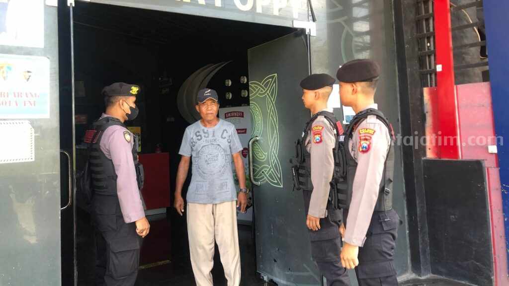 Kasatgas Preventif Polresta Mojokerto AKP Deddy Eka Aprianto saat memberikan himbauan terkait kamtibmas dalam rangka antisipasi kejahatan 3C. [Foto : ist]
