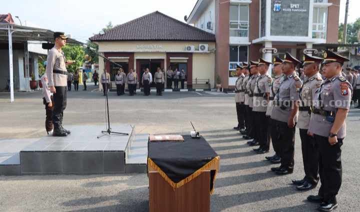 Kapolres Pamekasan, AKBP Satria Permana (podium) saat memimpin apel Sertijab Personil Polri di lingkungan Polres Pamekasan, Senin (13/3/2023).