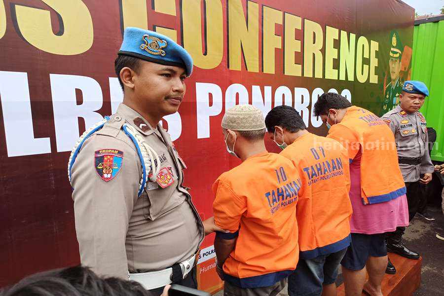 Kronologi Pencurian Truk Muat Rokok Senilai Rp 2,8 M di Ponorogo Ketiga tersangka pencurian truk bok yang berisi rokok senilai Rp 2,8 M. (Foto/Endra Dwiono)