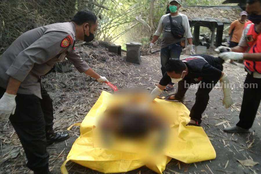 Petugas kepolisian saat memeriksa jasad korban Toini. (Foto/Polsek Sambit)