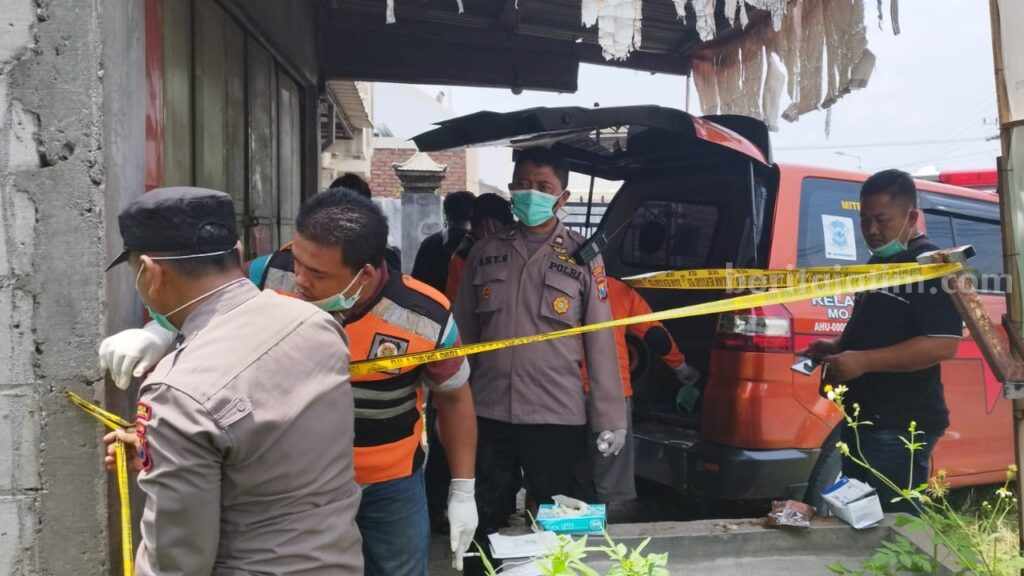 Petugas dari Polsek Pungging bersama Unit Identifikasi Polres Mojokerto yang datang ke lokasi langsung melakukan olah TKP. [Foto : Misti/beritajatim.com]