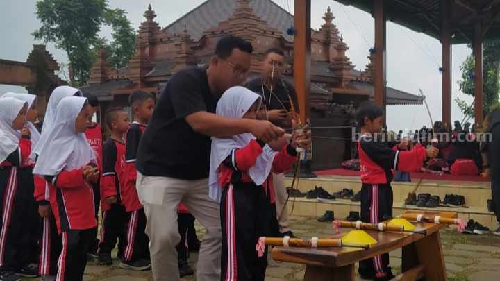 Para siswa SDN Claket 1 mengikuti Parade Dolanan Jadoel yang digelar Yayasan Bimasakti Peduli Negeri. [Foto : ist]