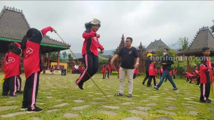Para siswa SDN Claket 1 mengikuti Parade Dolanan Jadoel yang digelar Yayasan Bimasakti Peduli Negeri. [Foto : ist]