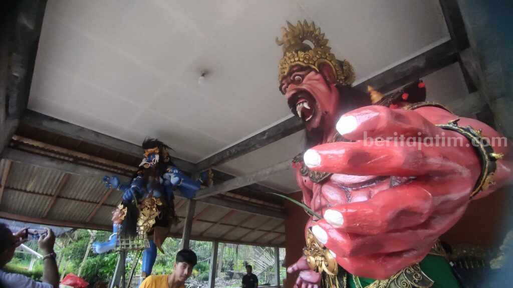 Anak Muda Kampung Bali Banyuwangi Buat Ogoh-ogoh dari Koran Bekas