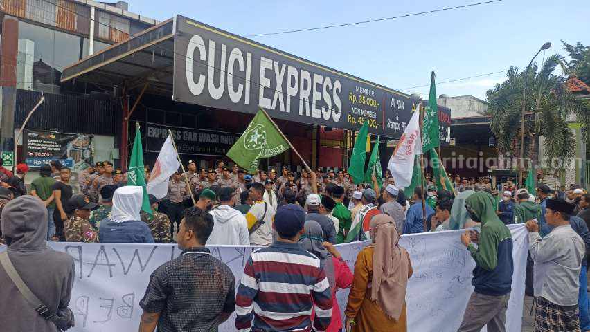Imbas Karyawan Lakukan Pengeroyokan, Warga Klampis Demo Chug Bar Warga saat berdemo didepan Chug Bar