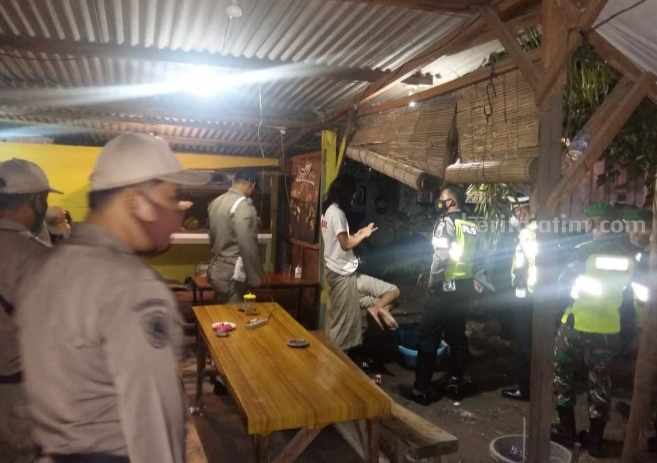 Warkop di Gresik Dilarang Putar Musik Keras saat Bulan Ramadhan Petugas Satpol PP melakukan razia di warkop saat Bulan Ramadhan tahun lalu