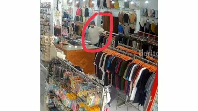 Terekam CCTV, Video Pasutri di Mojokerto Nekat Curi HP Pemilik dan Karyawan Toko Sandal Tangkapan layar aksi pencurian yang terekam CCTV.