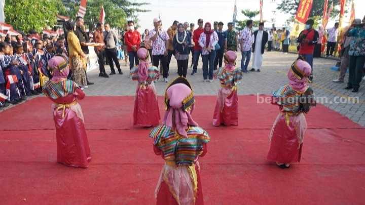 Bupati Mojokerto Ikfina Fahmawati saat meresmikan wisata kolam renang yang berada satu areal dengan milik BUMDesa Mojorejo, Kecamatan Pungging, Kabupaten Mojokerto. [Foto : ist]