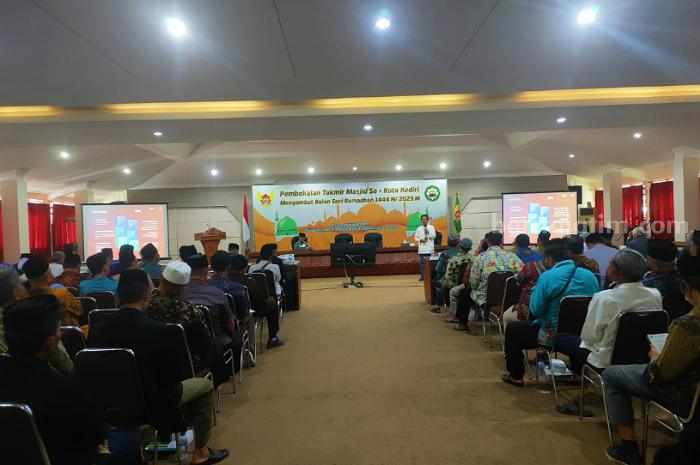 Pemkot Kediri membekali takmir masjid.
