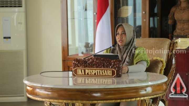 Wali Kota Mojokerto Ika Puspitasari saat memberikan arahan dari ruang Sabha Pambojana Rumah Rakyat, Kota Mojokerto. [Foto : ist]