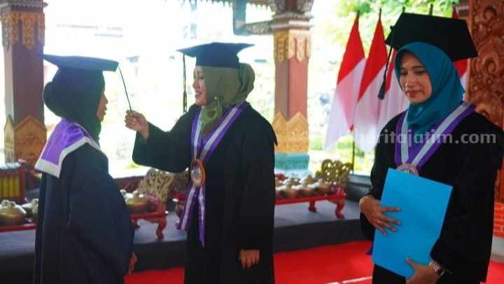 Wisuda 133 Lansia, Bupati Mojokerto Harapkan Wisudawan Bagikan Pengalaman Bupati Mojokerto