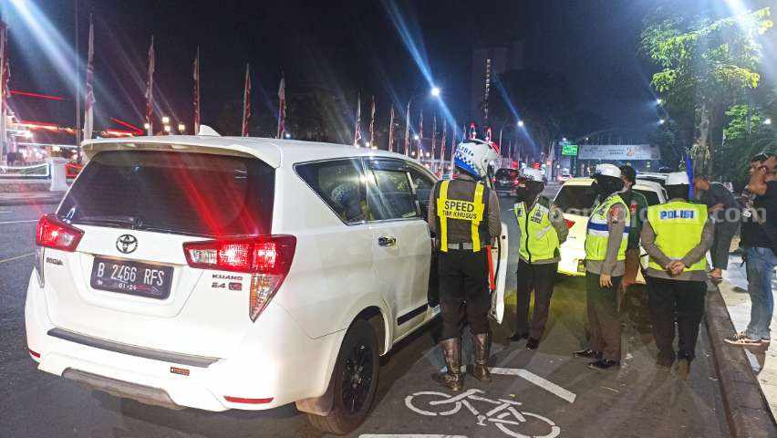 Mobil berplat B 2466 RFS yang dihentikan petugas