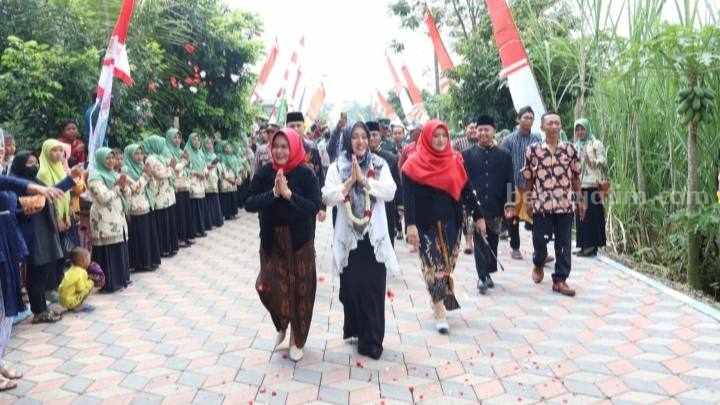 Bupati Mojokerto, Ikfina Fahmawati meresmikan jalan paving 3 dimensi (3D) tematik yang berada di Desa Kumitir, Kecamatan Jatirejo, Kabupaten Mojokerto. [Foto : ist]