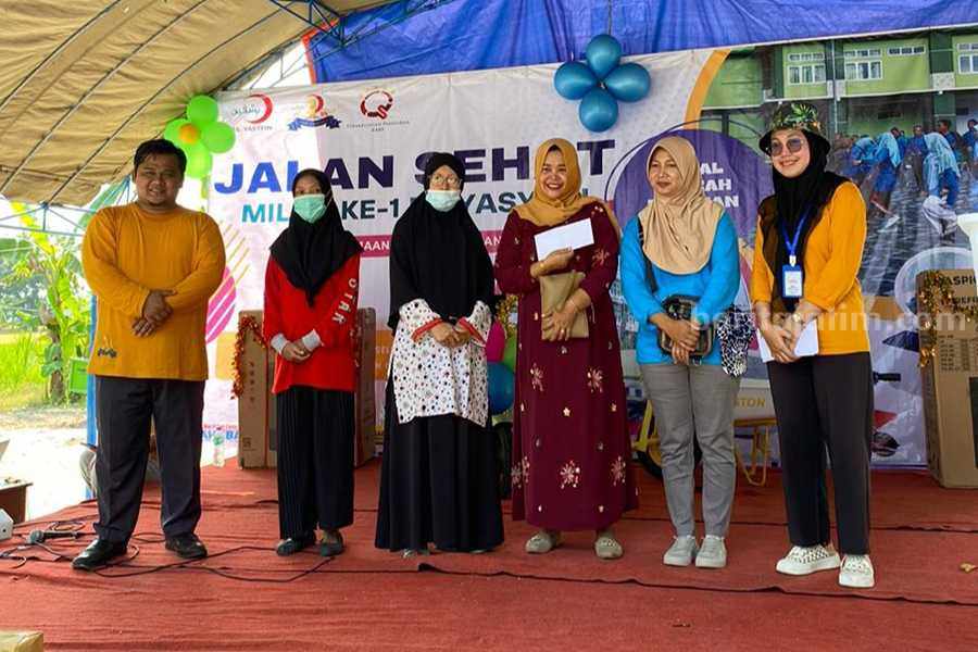 Beberapa warga mendapatkan doorprize saat ikut serta dalam kegiatan jalan santai. (Foto/Humas PMDG)