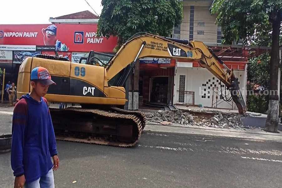 Pembongkaran bangunan yang ada di atas sungai di Desa Menggare Kecamatan Slahung. (Foto/Endra Dwiono/Beritajatim.com)