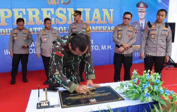 Kapolda Jawa Timur, Irjen Pol Dr Toni Harmanto, meresmikan Gedung Satpas SIM Polres Pamekasan, di Jl Raya Nyalaran Nomor 224 Pamekasan, Senin (20/3/2023).