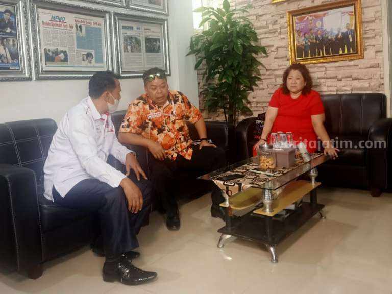 MO beserta kuasa hukumnya saat melapor ke YLI