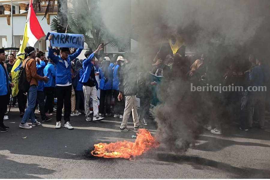 Pengunjuk rasa dari mahasiswa dan warga di Ponorogo sempat bakar ban. (Foto/Endra Dwiono/Beritajatim.com)