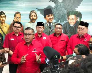 Ziarah Makam Bung Karno di Blitar Dikaitkan Pencapresan, Ini Komentar Hasto Hasto Kristiyanto saat memberikan keterangan pers kepada media
