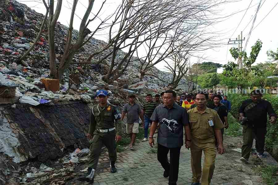 Bupati Ponorogo Turun Gunung, Akses Jalan Menuju TPA Mrican Dibuka Kembali Bupati Sugiri Sancoko saat dilokasi TPA bersama warga Desa Mrican. (Foto/Endra Dwiono/Beritajatim.com)