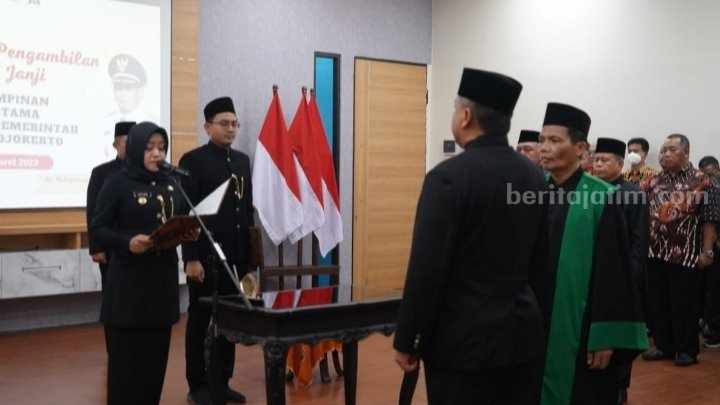 Bupati Mojokerto Ikfina Fahmawati saat melakukan prosesi pengambilan sumpah janji jabatan dan pelantikan Kadispendik Kabupaten Mojokerto di Aula Bappeda Kabupaten Mojokerto. [Foto : ist]