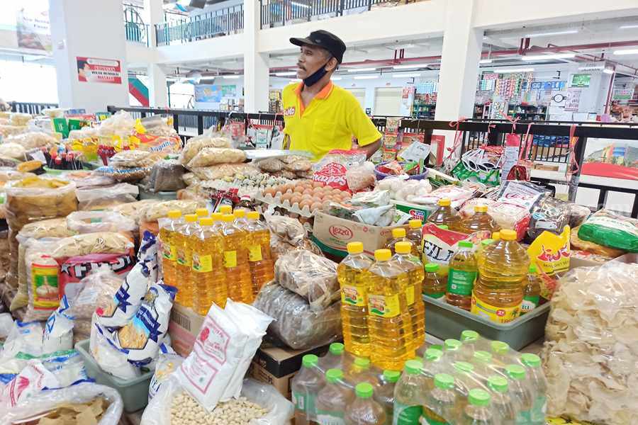 Pedagang di Pasar Legi akhirnya menjual minyak merek lain yang harganya jauh lebih tinggi dibandingkan Minyak Kita. (Foto/Endra Dwiono/Beritajatim.com)